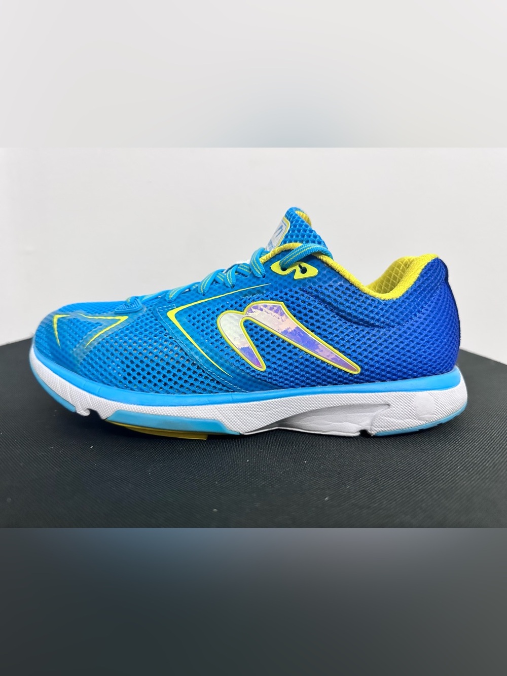 NEWTON DISTANCE 9 ROAD RUNNING SHOES SIZE: 9 WOMENS